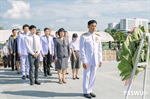 บรรยากาศพิธีวางพวงมาลาเนื่องในวันมหิดล อันเป็นวันคล้ายวันสวรรคต ของสมเด็จพระมหิตลาธิเบศร อดุลยเดชวิกรมพระบรมราชชนก พระบิดาแห่งการแพทย์