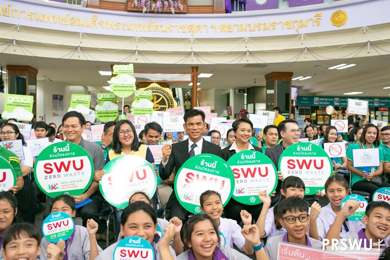 ผศ.กิตติคุณ รุ่งเรือง รองอธิการบดีฝ่ายพัฒนาองครักษ์ เป็นประธานกล่าวเปิดโครงการ มศว ร่วมใจลดใช้ถุงพลาสติกและงดใช้กล่องโฟม (SWU Zero Waste)